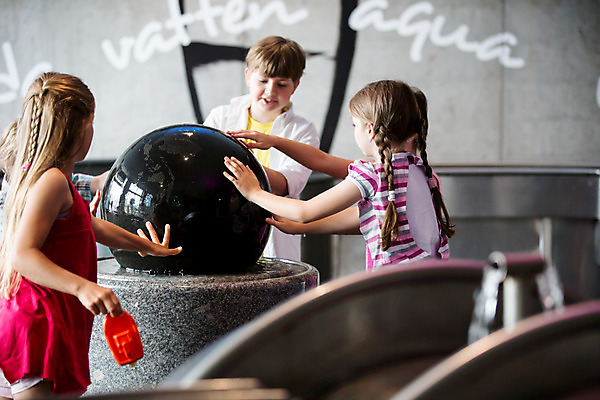 포토 JPG 서양인 외국인 학생 응시 여자 교육 남자 초등학생 어린이 과학 실내 서기 미소 사람 소녀 소년 여러명 상반신 앞모습 옆모습 뒷모습 10대 물 친구 만지기 체험학습 체험 집중 박물관 체코 과학교육 손뻗기 수력에너지 어린이만 국내포토 자연요소 시선 유럽 뷰포인트 다수 컨셉 관계 모션 청소년 표정 인종 내부 에너지 파일형식