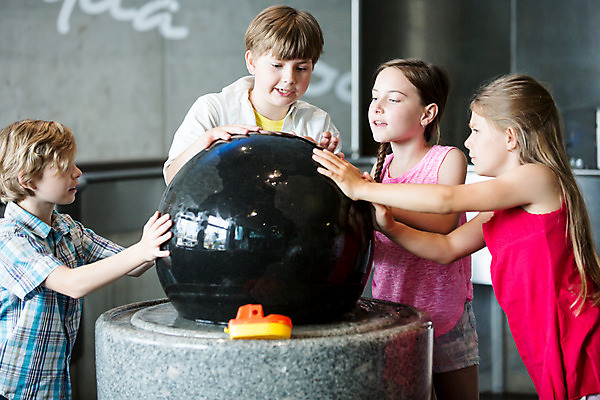 포토 JPG 서양인 외국인 학생 응시 여자 교육 남자 초등학생 어린이 과학 실내 서기 미소 사람 소녀 소년 여러명 상반신 앞모습 옆모습 10대 친구 만지기 체험학습 체험 집중 박물관 체코 과학교육 손뻗기 수력에너지 어린이만 국내포토 시선 유럽 뷰포인트 다수 컨셉 관계 모션 청소년 표정 인종 내부 에너지 파일형식