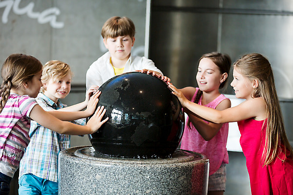 포토 JPG 서양인 외국인 학생 응시 여자 교육 남자 초등학생 어린이 과학 실내 서기 미소 사람 소녀 소년 여러명 상반신 앞모습 옆모습 10대 물 친구 체험학습 체험 집중 즐거움 박물관 체코 과학교육 손뻗기 수력에너지 어린이만 국내포토 자연요소 시선 감정 유럽 뷰포인트 다수 컨셉 관계 모션 청소년 표정 인종 내부 에너지 파일형식