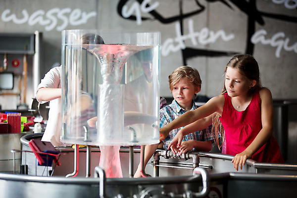 포토 JPG 서양인 외국인 학생 응시 여자 교육 남자 초등학생 어린이 과학 실내 서기 사람 소녀 소년 상반신 앞모습 10대 세명 물 친구 만지기 소용돌이 체험학습 체험 집중 박물관 체코 과학교육 손뻗기 수력에너지 어린이만 국내포토 자연요소 시선 유럽 뷰포인트 컨셉 관계 모션 청소년 인종 내부 에너지 회오리 파일형식