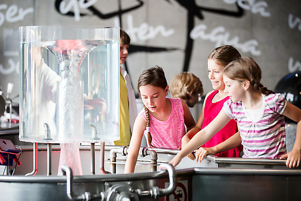 포토 JPG 서양인 외국인 학생 응시 여자 교육 남자 초등학생 어린이 과학 실내 서기 미소 사람 소녀 소년 여러명 상반신 앞모습 옆모습 10대 물 친구 만지기 소용돌이 체험학습 체험 집중 박물관 체코 과학교육 손뻗기 수력에너지 어린이만 국내포토 자연요소 시선 유럽 뷰포인트 다수 컨셉 관계 모션 청소년 표정 인종 내부 에너지 회오리 파일형식