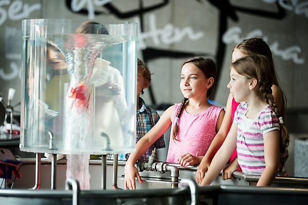 포토 JPG 서양인 외국인 학생 응시 여자 교육 남자 초등학생 어린이 과학 실내 서기 미소 사람 소녀 소년 여러명 상반신 앞모습 옆모습 10대 물 친구 만지기 소용돌이 체험학습 체험 집중 박물관 체코 과학교육 손뻗기 수력에너지 어린이만 국내포토 자연요소 시선 유럽 뷰포인트 다수 컨셉 관계 모션 청소년 표정 인종 내부 에너지 회오리 파일형식