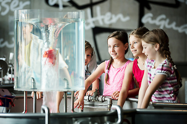 포토 JPG 서양인 외국인 학생 응시 여자 교육 남자 초등학생 어린이 과학 실내 서기 미소 사람 소녀 소년 여러명 상반신 앞모습 10대 물 친구 만지기 소용돌이 체험학습 체험 집중 박물관 체코 과학교육 손뻗기 수력에너지 어린이만 국내포토 자연요소 시선 유럽 뷰포인트 다수 컨셉 관계 모션 청소년 표정 인종 내부 에너지 회오리 파일형식