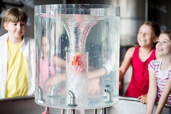 포토 JPG 서양인 외국인 학생 응시 여자 교육 남자 초등학생 어린이 과학 실내 서기 미소 사람 소녀 소년 여러명 상반신 앞모습 10대 친구 만지기 소용돌이 체험학습 체험 집중 즐거움 박물관 체코 과학교육 손뻗기 수력에너지 어린이만 국내포토 시선 감정 유럽 뷰포인트 다수 컨셉 관계 모션 청소년 표정 인종 내부 에너지 회오리 파일형식