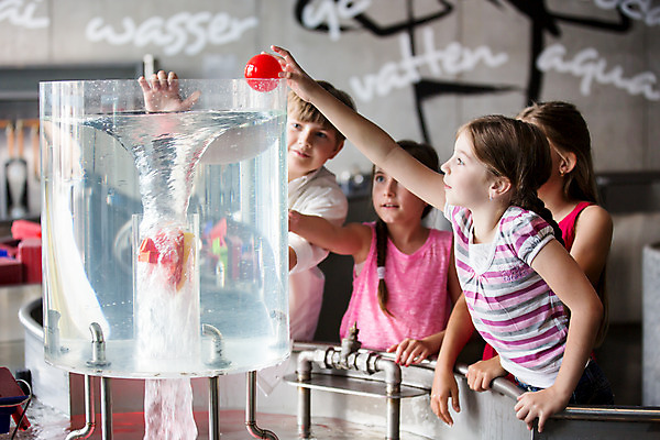 포토 JPG 서양인 외국인 학생 응시 여자 교육 남자 초등학생 어린이 과학 공 실내 서기 들기 사람 소녀 소년 여러명 상반신 앞모습 옆모습 10대 친구 소용돌이 체험학습 체험 집중 박물관 체코 과학교육 손뻗기 넣기 수력에너지 어린이만 국내포토 시선 유럽 뷰포인트 다수 컨셉 관계 모션 청소년 인종 내부 에너지 회오리 파일형식