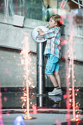 포토 JPG 전신 서양인 외국인 학생 교육 남자 초등학생 어린이 과학 실내 한명 서기 사람 소년 옆모습 10대 물 친구 체험학습 체험 누름 집중 박물관 체코 과학교육 분수_분수대 소년한명만 국내포토 자연요소 1 유럽 뷰포인트 컨셉 관계 모션 청소년 인종 내부 분수대 남자한명만 소년만 파일형식