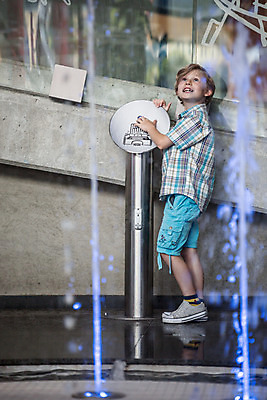 포토 JPG 전신 서양인 외국인 학생 응시 교육 초등학생 어린이 과학 실내 한명 서기 미소 사람 옆모습 10대 물 친구 체험학습 체험 집중 즐거움 박물관 체코 과학교육 분수_분수대 국내포토 자연요소 1 시선 감정 유럽 뷰포인트 컨셉 관계 모션 청소년 표정 인종 내부 분수대 파일형식