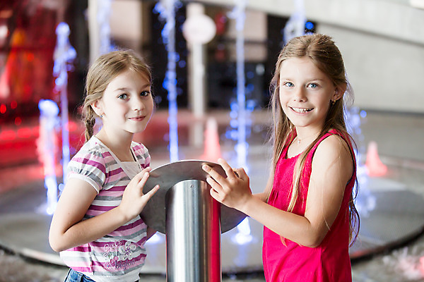 포토 JPG 서양인 외국인 학생 응시 여자 교육 초등학생 어린이 과학 실내 서기 미소 사람 소녀 상반신 두명 옆모습 10대 친구 잡기 체험학습 체험 누름 박물관 체코 과학교육 분수_분수대 소녀만 국내포토 시선 유럽 뷰포인트 컨셉 관계 모션 청소년 표정 인종 내부 분수대 여자만 어린이만 파일형식