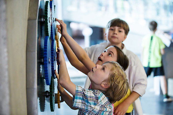 포토 JPG 서양인 외국인 학생 응시 여자 교육 남자 초등학생 어린이 과학 실내 서기 사람 소녀 소년 상반신 앞모습 옆모습 10대 세명 친구 손들기 체험학습 체험 집중 톱니바퀴 박물관 체코 과학교육 손뻗기 돌리기 어린이만 국내포토 시선 유럽 뷰포인트 컨셉 관계 모션 청소년 인종 내부 파일형식