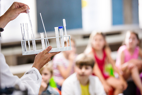 포토 JPG 서양인 외국인 학생 손 여자 교육 남자 초등학생 어린이 중년 50대 과학 실내 실험기구 실험 서기 들기 사람 앉기 소녀 소년 여러명 상반신 앞모습 옆모습 10대 친구 체험학습 체험 스포이트 집중 박물관 용액 체코 과학교육 과학선생님 국내포토 유럽 뷰포인트 다수 컨셉 관계 모션 청소년 인종 성인 내부 신체부위 교사 피펫 파일형식