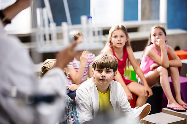 포토 JPG 전신 서양인 외국인 학생 응시 여자 교육 남자 초등학생 어린이 중년 50대 과학 실내 실험기구 실험 서기 들기 사람 앉기 소녀 소년 여러명 상반신 앞모습 옆모습 10대 친구 체험학습 체험 스포이트 집중 박물관 용액 체코 과학교육 과학선생님 국내포토 시선 유럽 뷰포인트 다수 컨셉 관계 모션 청소년 인종 성인 내부 교사 피펫 파일형식