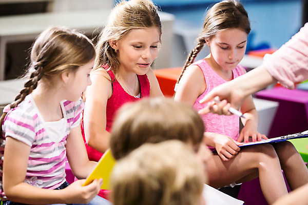 포토 JPG 서양인 외국인 학생 응시 여자 교육 남자 초등학생 어린이 중년 50대 과학 실내 실험 서기 미소 들기 사람 앉기 소녀 소년 여러명 상반신 앞모습 옆모습 10대 친구 체험학습 체험 박물관 체코 과학교육 손뻗기 과학선생님 국내포토 시선 유럽 뷰포인트 다수 컨셉 관계 모션 청소년 표정 인종 성인 내부 교사 파일형식