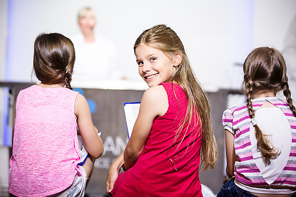 포토 JPG 서양인 외국인 학생 응시 여자 교육 초등학생 어린이 중년 50대 과학 수업 실내 실험 서기 미소 사람 앉기 소녀 여러명 상반신 앞모습 뒷모습 10대 친구 체험학습 체험 뒤돌아보기 집중 박물관 체코 과학교육 과학선생님 여자만 국내포토 시선 유럽 뷰포인트 다수 컨셉 관계 모션 청소년 표정 인종 성인 내부 교사 파일형식