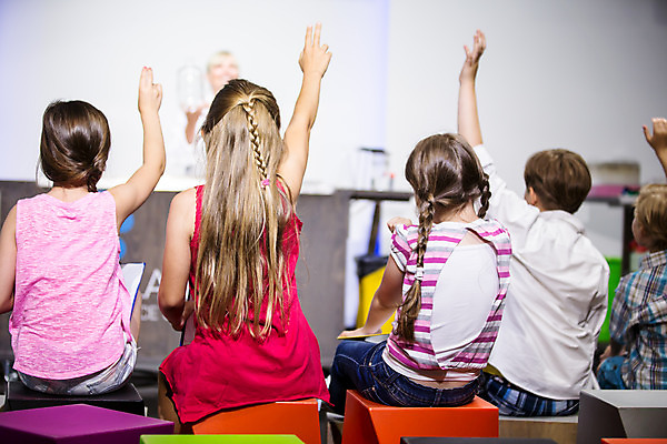 포토 JPG 서양인 외국인 학생 응시 여자 교육 남자 초등학생 어린이 중년 50대 과학 수업 실내 실험 서기 사람 앉기 소녀 소년 여러명 앞모습 뒷모습 10대 친구 손들기 체험학습 체험 집중 박물관 체코 과학교육 과학선생님 국내포토 시선 유럽 뷰포인트 다수 컨셉 관계 모션 청소년 인종 성인 내부 교사 파일형식