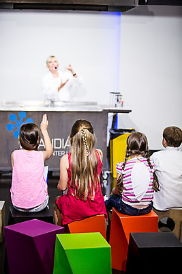 포토 JPG 서양인 외국인 학생 응시 여자 교육 남자 초등학생 어린이 중년 50대 과학 수업 실내 실험 서기 사람 앉기 소녀 소년 여러명 앞모습 뒷모습 10대 친구 손들기 체험학습 체험 집중 박물관 체코 과학교육 과학선생님 국내포토 시선 유럽 뷰포인트 다수 컨셉 관계 모션 청소년 인종 성인 내부 교사 파일형식