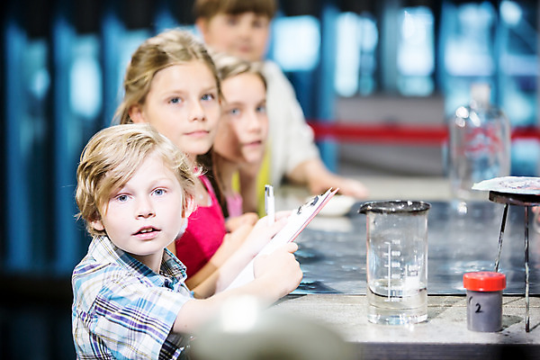 포토 JPG 서양인 외국인 학생 응시 여자 교육 남자 초등학생 어린이 과학 수업 실내 실험 서기 미소 사람 소녀 소년 여러명 옆모습 10대 친구 체험학습 체험 박물관 체코 과학교육 어린이만 국내포토 시선 유럽 뷰포인트 다수 컨셉 관계 모션 청소년 표정 인종 내부 파일형식