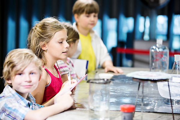 포토 JPG 서양인 외국인 학생 응시 여자 교육 남자 초등학생 어린이 과학 수업 실내 실험 서기 미소 사람 소녀 소년 여러명 옆모습 10대 친구 체험학습 체험 박물관 체코 과학교육 어린이만 국내포토 시선 유럽 뷰포인트 다수 컨셉 관계 모션 청소년 표정 인종 내부 파일형식