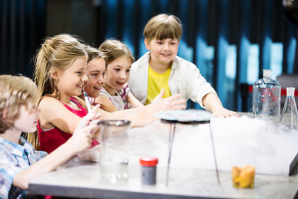 포토 JPG 서양인 외국인 학생 응시 여자 교육 남자 초등학생 어린이 과학 수업 실내 실험 서기 미소 사람 소녀 소년 여러명 앞모습 옆모습 10대 친구 놀람 체험학습 체험 호기심 박물관 체코 과학교육 어린이만 국내포토 시선 감정 유럽 뷰포인트 다수 컨셉 관계 모션 청소년 표정 인종 내부 파일형식