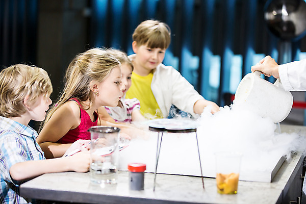 포토 JPG 서양인 외국인 학생 응시 여자 교육 남자 초등학생 어린이 중년 50대 과학 수업 실내 실험 서기 사람 소녀 소년 여러명 상반신 옆모습 10대 친구 놀람 체험학습 체험 집중 호기심 박물관 체코 과학교육 국내포토 시선 감정 유럽 뷰포인트 다수 컨셉 관계 모션 청소년 표정 인종 성인 내부 파일형식