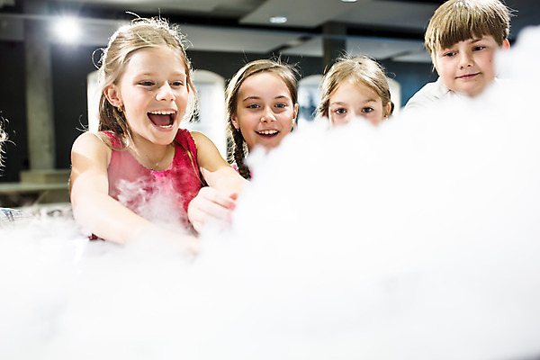 포토 JPG 서양인 외국인 학생 응시 여자 교육 남자 초등학생 어린이 과학 수업 실내 실험 서기 사람 소녀 소년 여러명 상반신 앞모습 10대 친구 놀람 체험학습 체험 연기 호기심 박물관 체코 과학교육 드라이아이스 어린이만 국내포토 시선 감정 유럽 뷰포인트 다수 컨셉 관계 모션 청소년 표정 인종 내부 파일형식