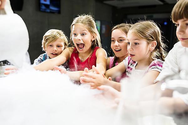 포토 JPG 서양인 외국인 학생 응시 여자 교육 남자 초등학생 어린이 과학 수업 실내 서기 미소 사람 소녀 소년 여러명 상반신 앞모습 10대 친구 놀람 체험학습 체험 연기 즐거움 호기심 박물관 체코 과학교육 드라이아이스 어린이만 국내포토 시선 감정 유럽 뷰포인트 다수 컨셉 관계 모션 청소년 표정 인종 내부 파일형식