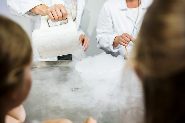 포토 JPG 서양인 외국인 학생 응시 여자 교육 남자 초등학생 어린이 중년 50대 과학 수업 실내 실험 서기 사람 소녀 소년 여러명 상반신 앞모습 뒷모습 10대 친구 체험학습 체험 연기 박물관 체코 과학교육 과학선생님 드라이아이스 국내포토 시선 유럽 뷰포인트 다수 컨셉 관계 모션 청소년 인종 성인 내부 교사 파일형식