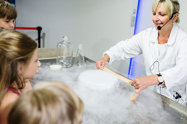 포토 JPG 서양인 외국인 학생 응시 여자 교육 남자 초등학생 어린이 중년 50대 과학 실내 실험 서기 미소 사람 소녀 소년 여러명 상반신 앞모습 옆모습 10대 친구 체험학습 체험 연기 집중 박물관 체코 과학교육 드라이아이스 국내포토 시선 유럽 뷰포인트 다수 컨셉 관계 모션 청소년 표정 인종 성인 내부 파일형식