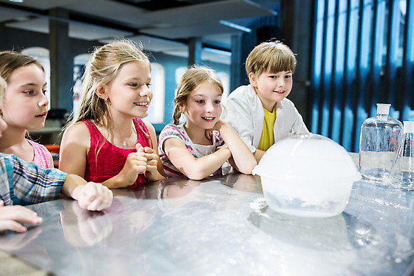 포토 JPG 서양인 외국인 학생 응시 여자 교육 남자 초등학생 어린이 과학 수업 실내 실험 서기 미소 사람 소녀 소년 여러명 상반신 앞모습 10대 친구 얼음 희망 체험학습 체험 박물관 체코 과학교육 고체 드라이아이스 국내포토 자연요소 시선 감정 유럽 뷰포인트 다수 컨셉 관계 모션 청소년 표정 인종 내부 파일형식