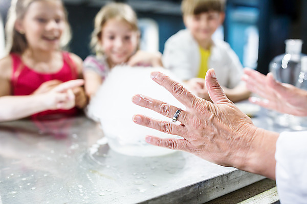 포토 JPG 서양인 외국인 학생 손 응시 여자 교육 남자 초등학생 어린이 중년 50대 과학 수업 실내 실험 서기 미소 사람 소녀 소년 여러명 앞모습 10대 친구 체험학습 체험 연기 집중 즐거움 박물관 체코 과학교육 드라이아이스 국내포토 시선 감정 유럽 뷰포인트 다수 컨셉 관계 모션 청소년 표정 인종 성인 내부 신체부위 파일형식