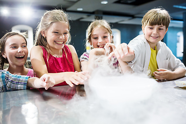 포토 JPG 서양인 외국인 학생 응시 여자 교육 남자 초등학생 어린이 과학 수업 실내 실험 서기 미소 사람 소녀 소년 여러명 상반신 앞모습 10대 친구 흰색 체험학습 체험 연기 즐거움 박물관 체코 과학교육 드라이아이스 어린이만 국내포토 시선 감정 유럽 뷰포인트 컬러 다수 컨셉 관계 모션 청소년 표정 인종 내부 파일형식