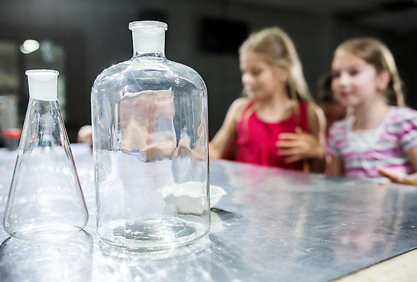 포토 JPG 서양인 외국인 학생 응시 여자 교육 초등학생 어린이 과학 수업 유리병 실내 실험 사람 앉기 소녀 상반신 두명 앞모습 10대 친구 체험학습 체험 박물관 체코 과학교육 소녀만 국내포토 시선 유럽 뷰포인트 컨셉 관계 모션 청소년 병_용기 인종 내부 여자만 어린이만 파일형식