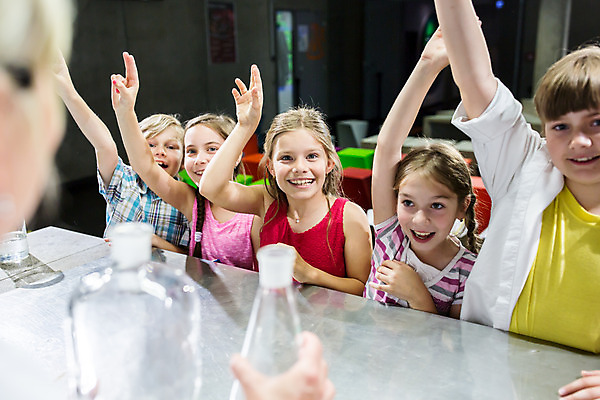 포토 JPG 서양인 외국인 학생 손 응시 여자 교육 남자 초등학생 어린이 중년 50대 과학 수업 실내 실험 서기 미소 사람 소녀 소년 여러명 상반신 앞모습 10대 친구 손들기 체험학습 체험 집중 박물관 체코 과학교육 과학선생님 국내포토 시선 유럽 뷰포인트 다수 컨셉 관계 모션 청소년 표정 인종 성인 내부 신체부위 교사 파일형식
