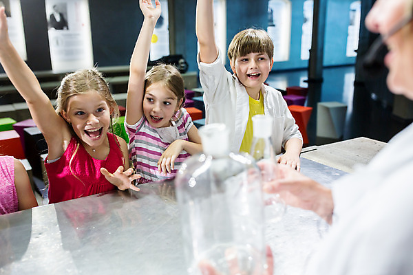 포토 JPG 서양인 외국인 학생 손 응시 여자 교육 남자 초등학생 어린이 중년 50대 과학 수업 실내 실험 서기 미소 사람 소녀 소년 여러명 앞모습 10대 친구 손들기 체험학습 체험 집중 박물관 체코 과학교육 과학선생님 국내포토 시선 유럽 뷰포인트 다수 컨셉 관계 모션 청소년 표정 인종 성인 내부 신체부위 교사 파일형식