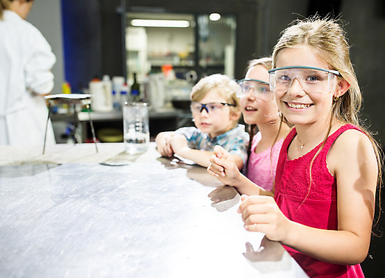 포토 JPG 서양인 외국인 학생 손 응시 여자 교육 남자 초등학생 어린이 중년 50대 과학 수업 실내 실험기구 실험 서기 미소 사람 소녀 소년 여러명 상반신 옆모습 10대 친구 체험학습 체험 집중 박물관 체코 과학교육 보안경 과학선생님 국내포토 시선 유럽 뷰포인트 다수 컨셉 관계 모션 청소년 표정 인종 성인 내부 신체부위 교사 안전장비 파일형식