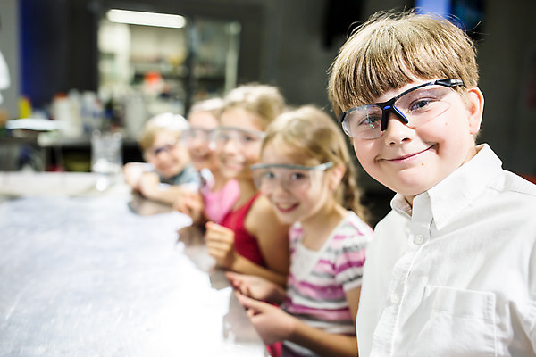 포토 JPG 서양인 외국인 학생 응시 여자 교육 남자 초등학생 어린이 과학 실내 실험기구 실험 서기 미소 사람 소녀 소년 여러명 상반신 옆모습 10대 친구 체험학습 체험 박물관 체코 과학교육 보안경 어린이만 국내포토 시선 유럽 뷰포인트 다수 컨셉 관계 모션 청소년 표정 인종 내부 안전장비 파일형식
