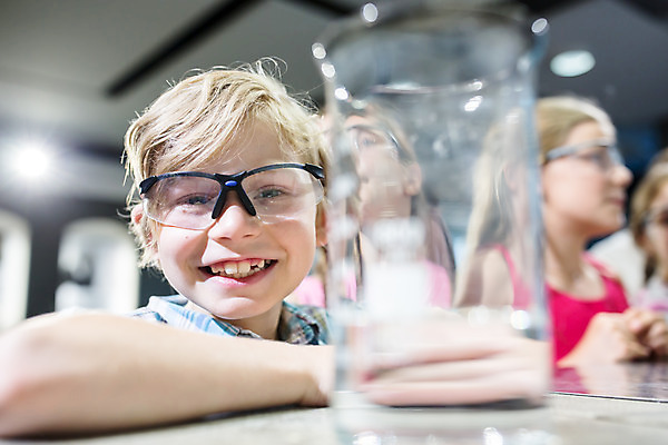 포토 JPG 서양인 외국인 학생 응시 여자 교육 남자 초등학생 어린이 과학 실내 실험기구 실험 서기 미소 사람 소녀 소년 여러명 상반신 앞모습 10대 친구 체험학습 체험 즐거움 박물관 비커 체코 과학교육 어린이만 국내포토 시선 감정 유럽 뷰포인트 다수 컨셉 관계 모션 청소년 표정 인종 내부 파일형식