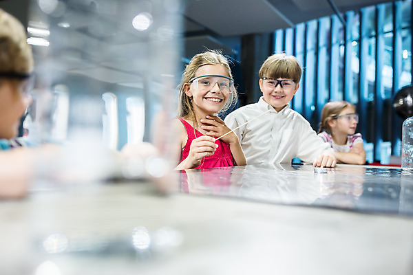 포토 JPG 서양인 외국인 학생 응시 여자 교육 남자 초등학생 어린이 과학 실내 실험기구 실험 들기 사람 소녀 소년 여러명 상반신 앞모습 옆모습 10대 친구 체험학습 체험 즐거움 박물관 비커 체코 과학교육 보안경 어린이만 국내포토 시선 감정 유럽 뷰포인트 다수 컨셉 관계 모션 청소년 인종 내부 안전장비 파일형식