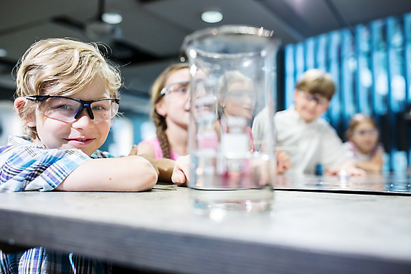 포토 JPG 서양인 외국인 학생 응시 여자 교육 남자 초등학생 어린이 과학 실내 실험기구 실험 서기 미소 사람 소녀 소년 여러명 상반신 옆모습 10대 친구 체험학습 체험 즐거움 박물관 비커 체코 과학교육 보안경 어린이만 국내포토 시선 감정 유럽 뷰포인트 다수 컨셉 관계 모션 청소년 표정 인종 내부 안전장비 파일형식