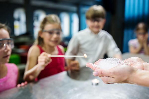 포토 JPG 서양인 외국인 학생 손 응시 여자 교육 남자 초등학생 어린이 중년 50대 과학 수업 실내 실험기구 실험 서기 미소 들기 사람 소녀 소년 여러명 상반신 옆모습 10대 친구 거품 체험학습 체험 집중 박물관 체코 과학교육 보안경 과학선생님 국내포토 시선 유럽 뷰포인트 다수 컨셉 관계 모션 청소년 표정 인종 성인 내부 신체부위 교사 안전장비 파일형식
