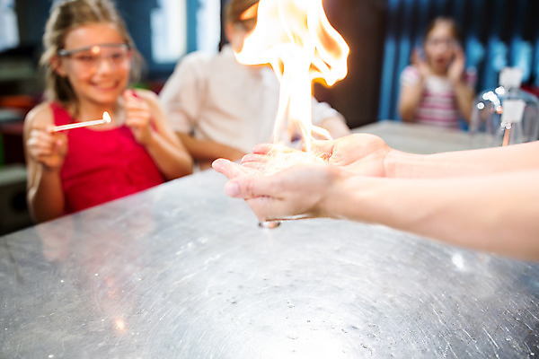 포토 JPG 서양인 외국인 학생 손 응시 여자 교육 남자 초등학생 어린이 중년 50대 과학 수업 불 실내 실험기구 실험 서기 미소 들기 사람 소녀 소년 여러명 상반신 앞모습 옆모습 10대 친구 체험학습 체험 집중 즐거움 박물관 체코 과학교육 보안경 과학선생님 국내포토 자연요소 시선 감정 유럽 뷰포인트 다수 컨셉 관계 모션 청소년 표정 인종 성인 내부 신체부위 교사 안전장비 파일형식
