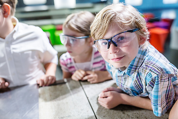 포토 JPG 서양인 외국인 학생 응시 여자 교육 남자 초등학생 어린이 과학 실내 실험기구 실험 미소 사람 소녀 소년 상반신 앞모습 옆모습 10대 세명 친구 체험학습 체험 집중 박물관 체코 과학교육 보안경 어린이만 국내포토 시선 유럽 뷰포인트 컨셉 관계 청소년 표정 인종 내부 안전장비 파일형식