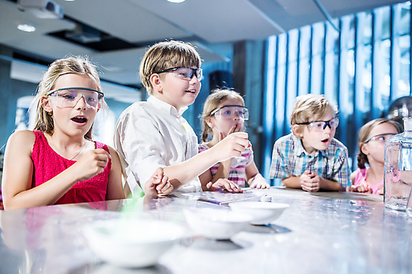포토 JPG 서양인 외국인 학생 응시 여자 교육 남자 초등학생 어린이 과학 불 실내 실험기구 실험 서기 미소 사람 소녀 소년 여러명 상반신 앞모습 옆모습 10대 초록색 친구 놀람 체험학습 체험 집중 박물관 체코 과학교육 보안경 어린이만 국내포토 자연요소 시선 감정 유럽 뷰포인트 컬러 다수 컨셉 관계 모션 청소년 표정 인종 내부 안전장비 파일형식