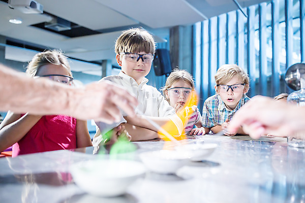 포토 JPG 서양인 외국인 학생 손 응시 교육 초등학생 어린이 중년 50대 과학 수업 불 실내 실험기구 실험 서기 들기 사람 여러명 상반신 앞모습 옆모습 10대 친구 놀람 체험학습 체험 집중 박물관 체코 과학교육 보안경 과학선생님 국내포토 자연요소 시선 감정 유럽 뷰포인트 다수 컨셉 관계 모션 청소년 표정 인종 성인 내부 신체부위 교사 안전장비 파일형식