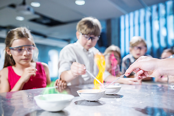 포토 JPG 서양인 외국인 학생 손 응시 여자 교육 남자 초등학생 어린이 중년 50대 과학 수업 불 실내 실험기구 실험 서기 들기 사람 소녀 소년 여러명 상반신 앞모습 옆모습 10대 친구 놀람 체험학습 체험 집중 박물관 체코 과학교육 보안경 국내포토 자연요소 시선 감정 유럽 뷰포인트 다수 컨셉 관계 모션 청소년 표정 인종 성인 내부 신체부위 안전장비 파일형식