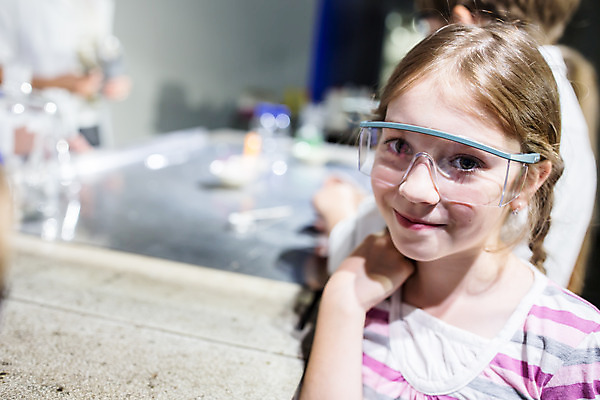 포토 JPG 서양인 외국인 학생 응시 여자 교육 남자 초등학생 어린이 과학 실내 실험기구 실험 서기 미소 사람 소녀 소년 상반신 두명 앞모습 옆모습 10대 친구 체험학습 체험 박물관 체코 과학교육 보안경 어린이만 국내포토 시선 유럽 뷰포인트 컨셉 관계 모션 청소년 표정 인종 내부 안전장비 파일형식