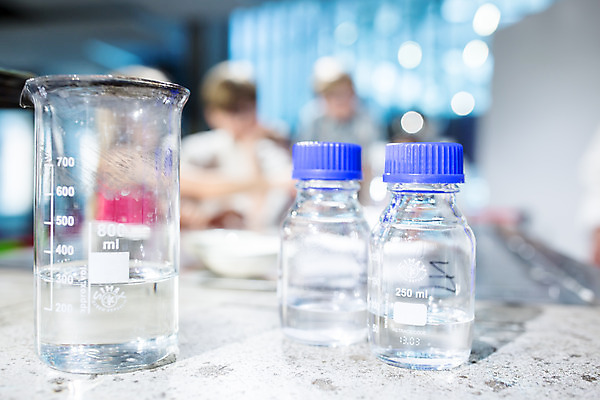 포토 JPG 교육 과학 수업 실내 실험기구 실험 사람없음 물 장비 체험학습 체험 액체 박물관 비커 체코 빈병 국내포토 자연요소 유럽 컨셉 병_용기 내부 파일형식