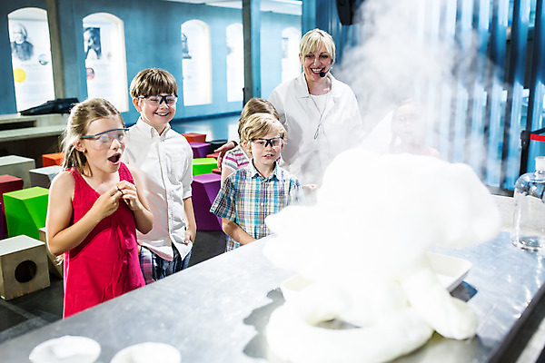 포토 JPG 서양인 외국인 학생 응시 여자 교육 남자 초등학생 어린이 중년 50대 과학 수업 실내 실험 서기 사람 소녀 소년 여러명 상반신 앞모습 옆모습 10대 친구 놀람 체험학습 체험 폭발 집중 박물관 체코 과학교육 과학선생님 국내포토 시선 감정 유럽 뷰포인트 다수 컨셉 관계 모션 청소년 표정 인종 성인 내부 교사 파일형식