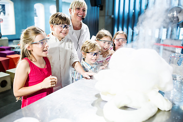 포토 JPG 서양인 외국인 학생 손 응시 여자 교육 남자 초등학생 어린이 중년 50대 과학 수업 실내 실험기구 실험 서기 사람 소녀 소년 여러명 상반신 앞모습 옆모습 10대 친구 놀람 체험학습 체험 폭발 집중 박물관 체코 과학교육 보안경 과학선생님 국내포토 시선 감정 유럽 뷰포인트 다수 컨셉 관계 모션 청소년 표정 인종 성인 내부 신체부위 교사 안전장비 파일형식