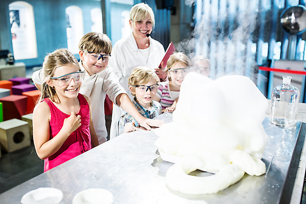 포토 JPG 서양인 외국인 학생 손 응시 여자 교육 남자 초등학생 어린이 중년 50대 과학 수업 실내 실험기구 실험 서기 미소 사람 소녀 소년 여러명 상반신 앞모습 10대 친구 체험학습 체험 폭발 집중 박물관 체코 과학교육 보안경 과학선생님 국내포토 시선 유럽 뷰포인트 다수 컨셉 관계 모션 청소년 표정 인종 성인 내부 신체부위 교사 안전장비 파일형식