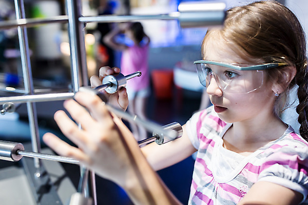 포토 JPG 서양인 외국인 학생 손 응시 여자 교육 초등학생 어린이 과학 실내 실험기구 한명 서기 사람 소녀 상반신 옆모습 10대 만지기 잡기 체험학습 체험 박물관 체코 과학교육 보안경 소녀한명만 국내포토 1 시선 유럽 뷰포인트 컨셉 모션 청소년 인종 내부 신체부위 안전장비 여자한명만 소녀만 파일형식